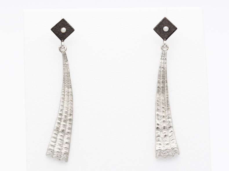 NOORDLEEV Sterling silver earrings with half pearl