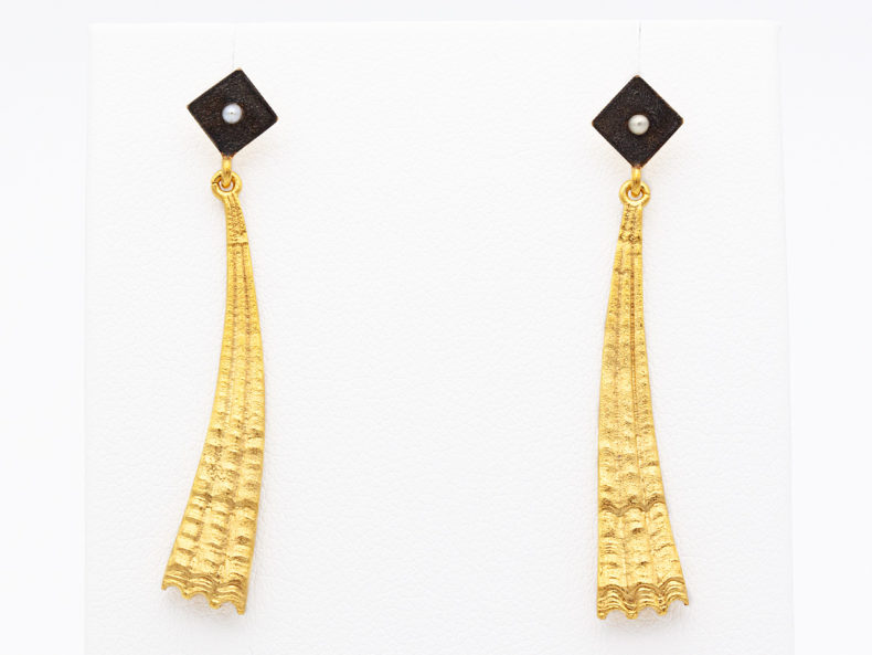 NOORDLEEV Earrings gold plated with half pearl