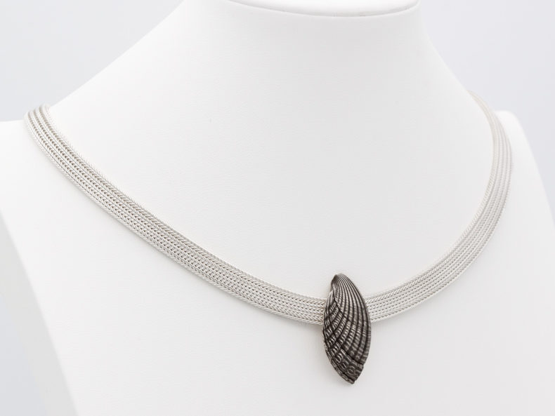 NOORDLEEV necklace silver antiqued shell segment pendant