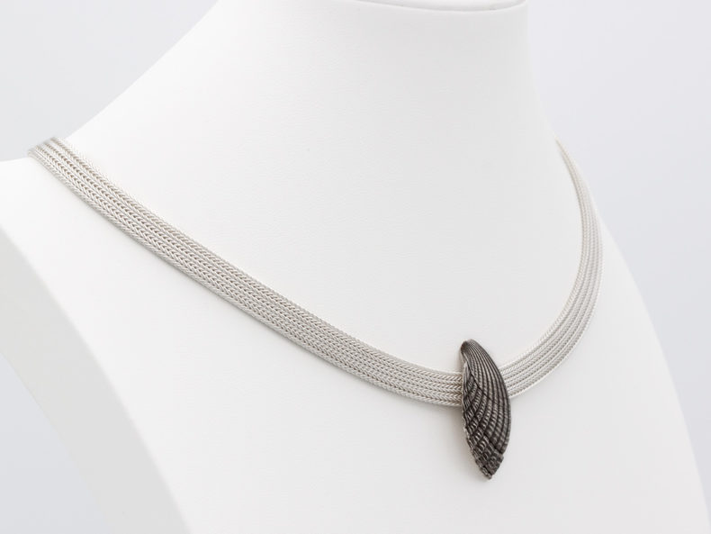 NOORDLEEV necklace silver antiqued shell segment pendant