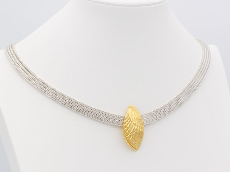 NOORDLEEV Silver necklace with gold-plated shell segment