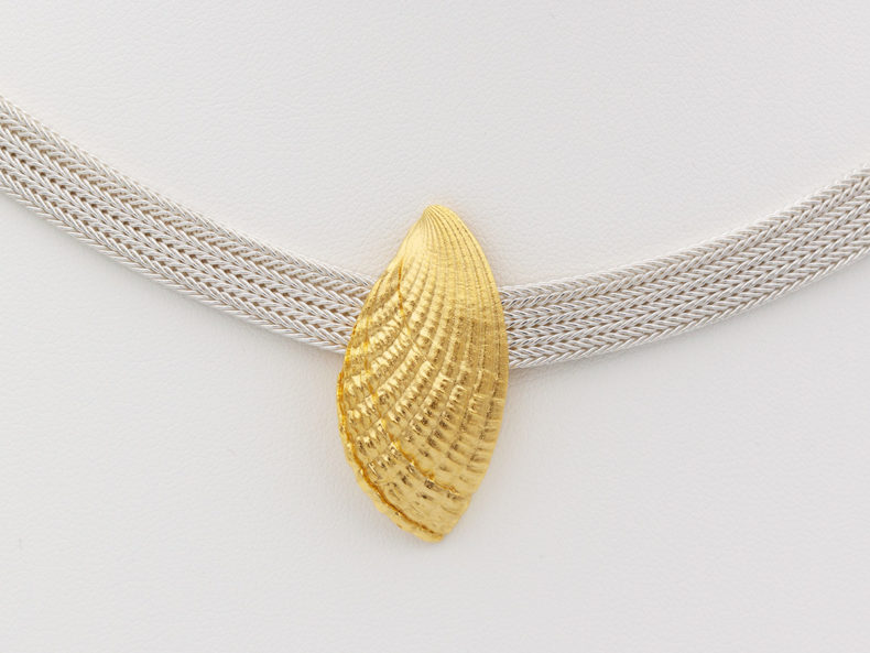 NOORDLEEV Collier aus Silber mit goldplattiertem Muschelsegment