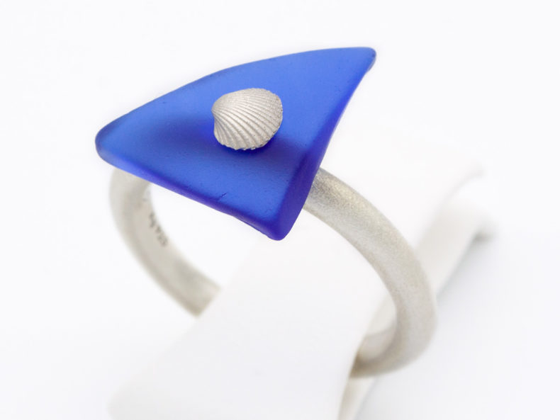 NOORDLEEV Ring aus Sterlingsilber mit Strandglas und Muschel