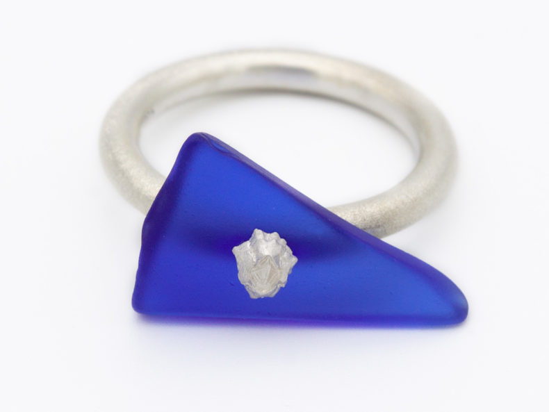 NOORDLEEV ring in sterling silver and beach glass with barnacle