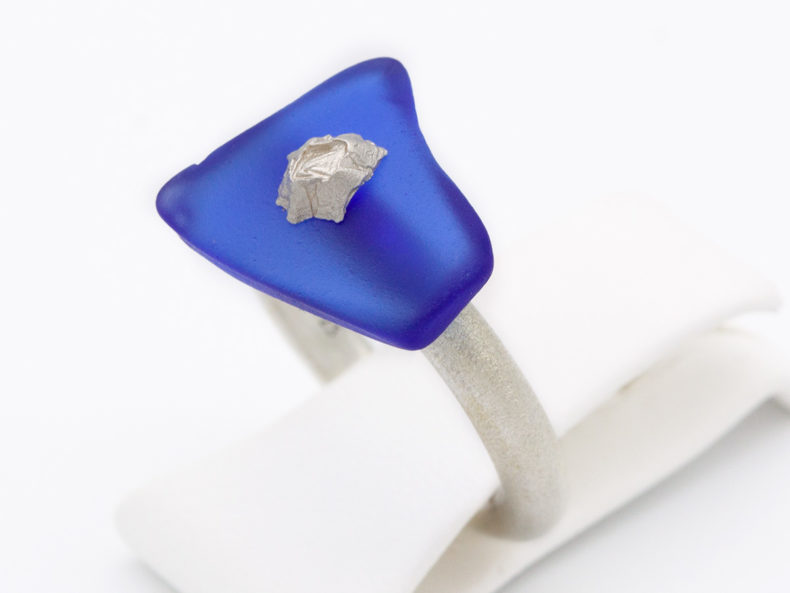 NOORDLEEV ring in sterling silver and beach glass with barnacle