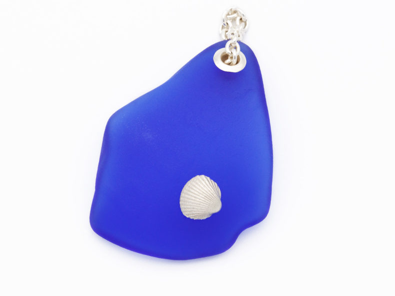 NOORDLEEV Beach Glass Pendant with Shell in Silver