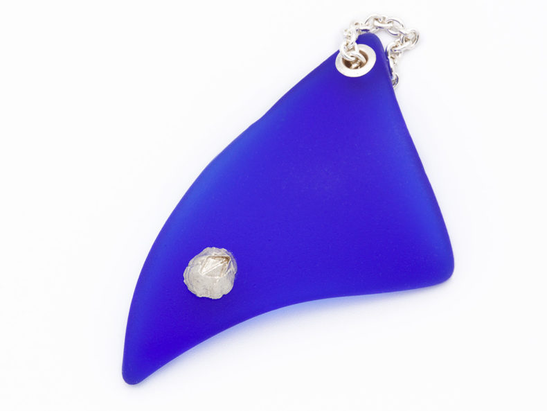 NOORDLEEV Beach Glass Pendant with Barnacle in Silver