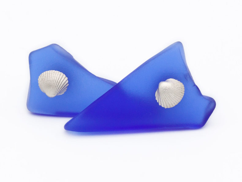 NOORDLEEV Beach glass ear studs with silver shells