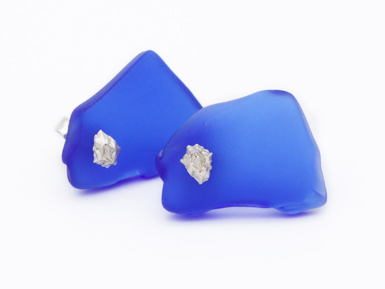 NOORDLEEV Beach glass ear studs with barnacles in silver