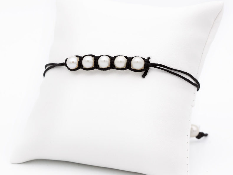 Makramee-Armband mit weißen Perlen