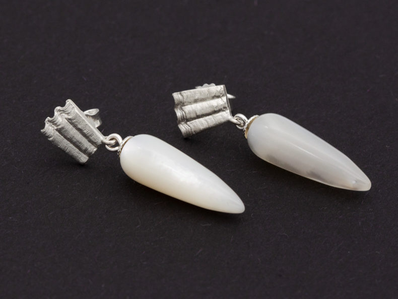 NOORDLEEV Stud earrings in silver with mother-of-pearl