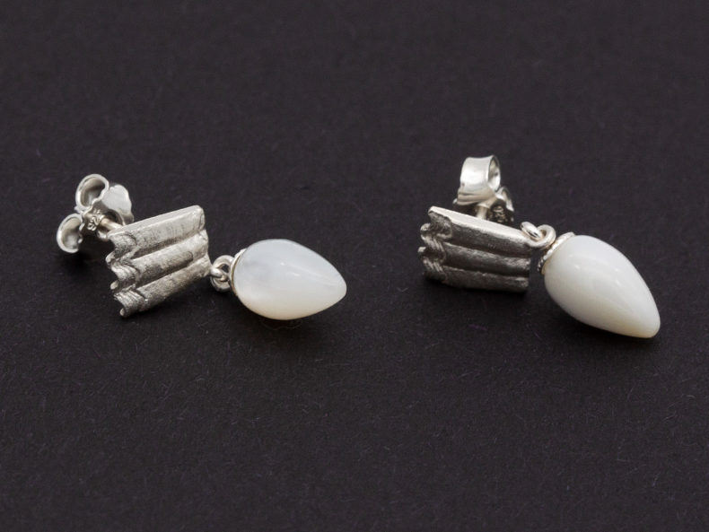 NOORDLEEV Stud earrings in silver with mother-of-pearl