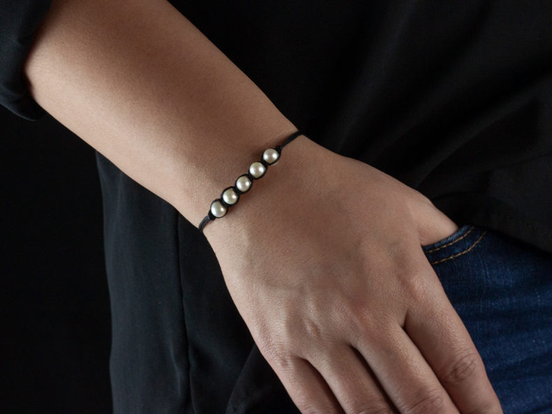 Schwarzes Makramee-Armband mit weißen Perlen