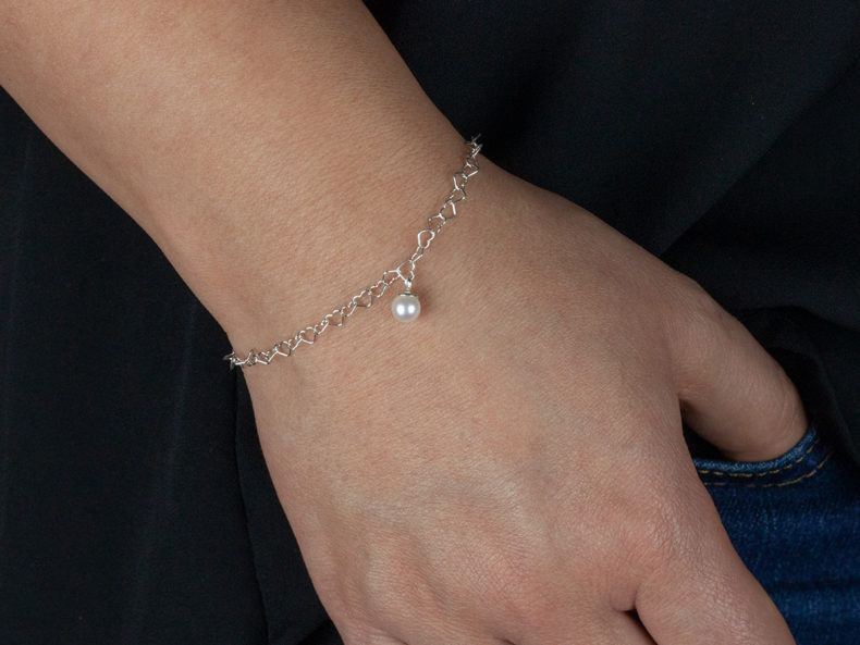 Herzchenarmband aus Silber mit einzelner Perle