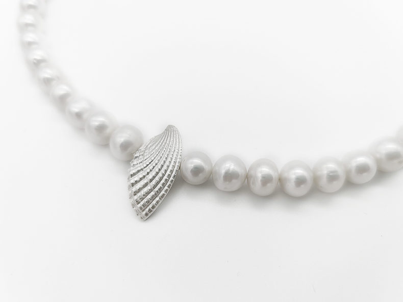 Perlenkette mit Muschelsegment-Anhänger aus Silber