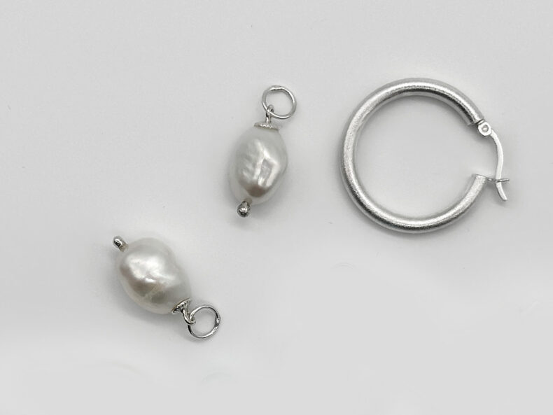 Creole aus Sterlingsilber Größe L mit Barockperlen-Anhänger