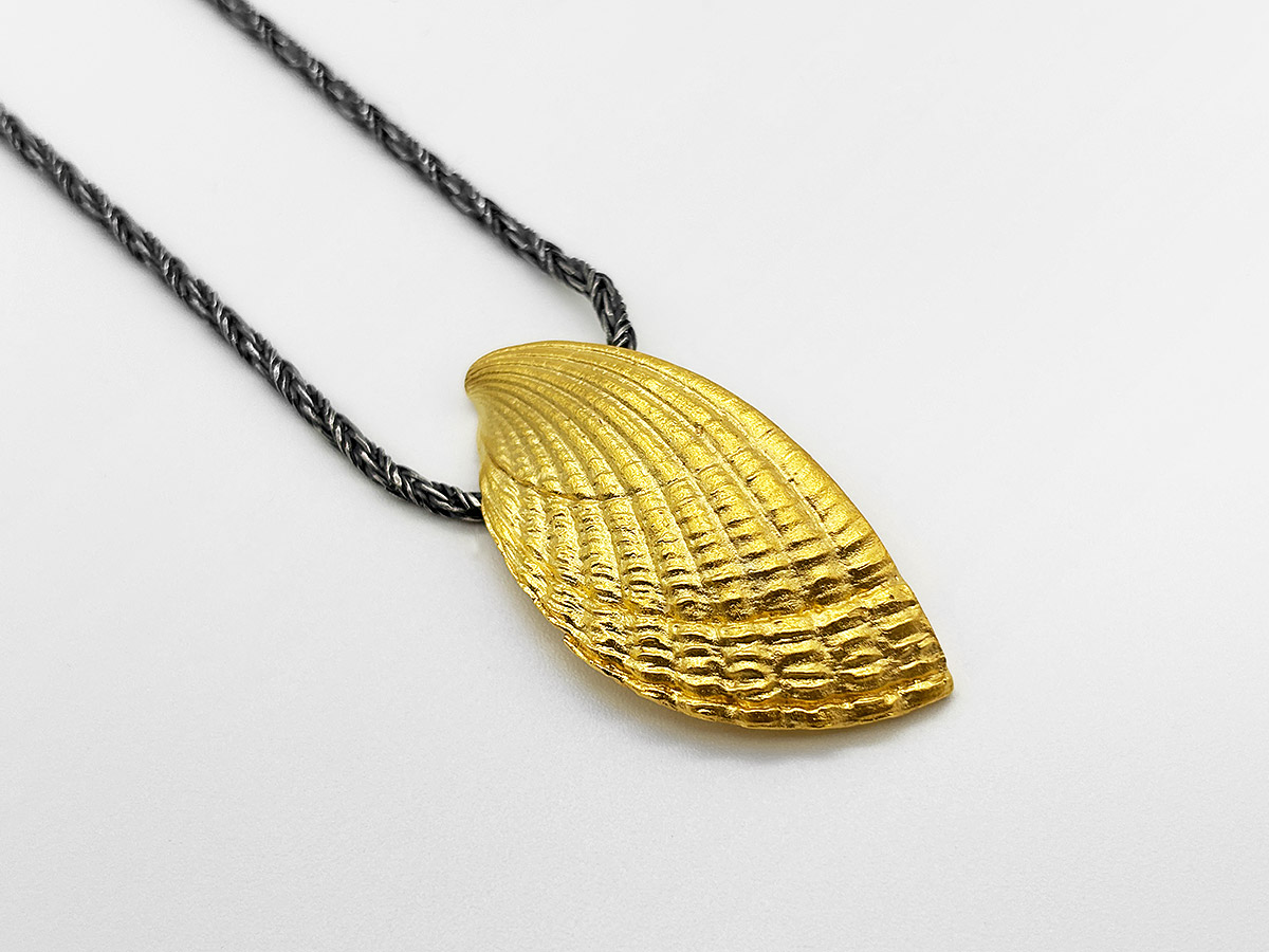 Anhänger aus vergoldetem Silber mit geschwärzter Kette