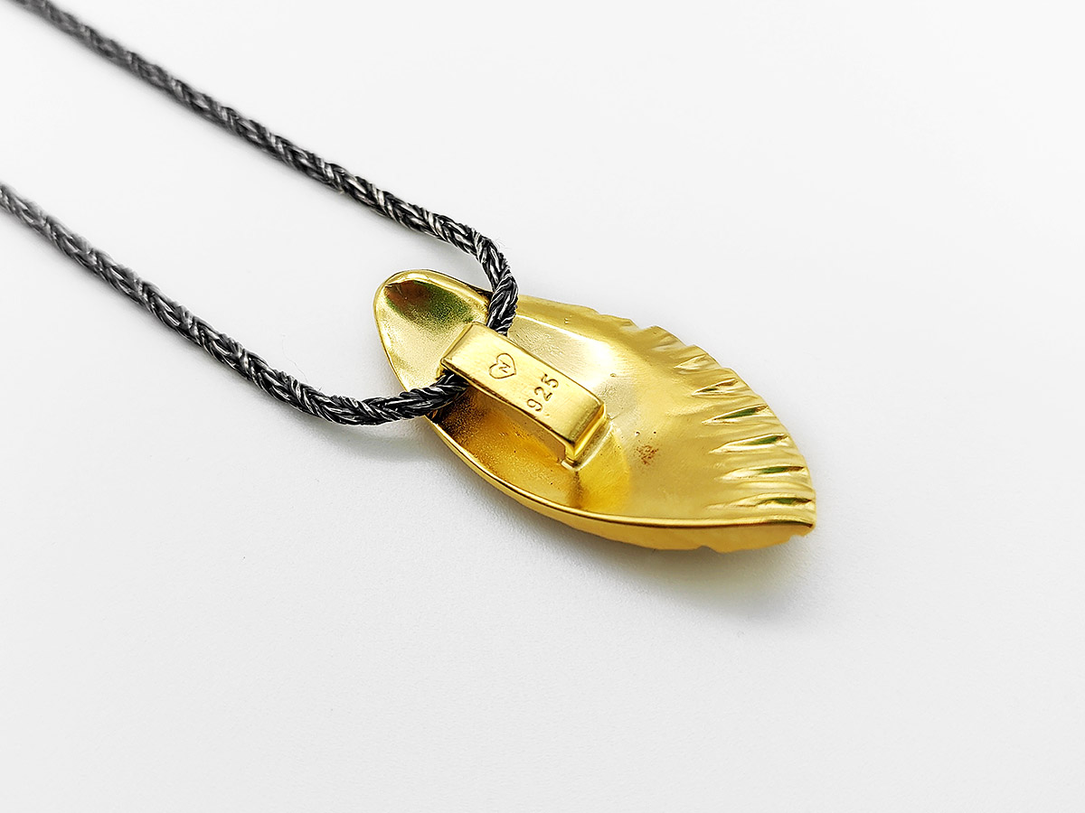 Anhänger aus vergoldetem Silber mit geschwärzter Kette – Bild 2