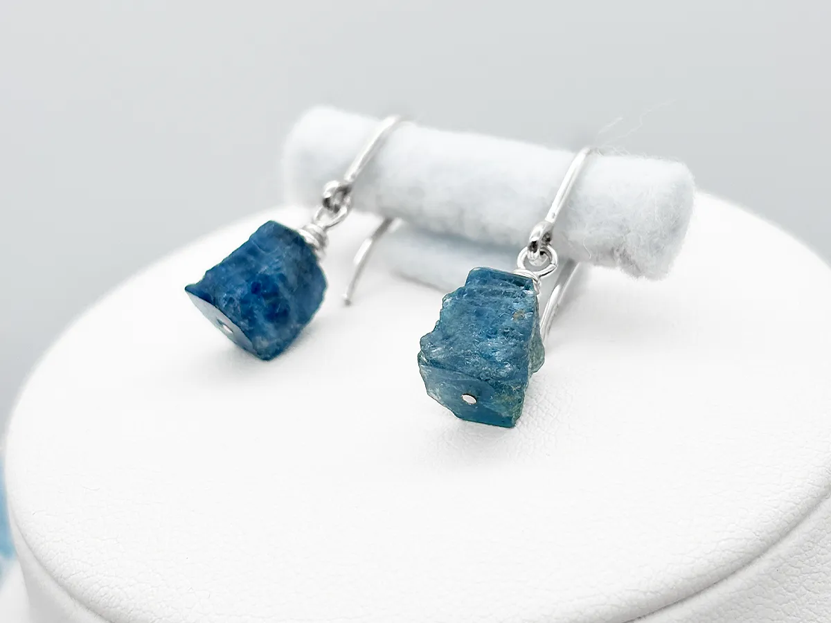 NOORDLEEV Aquamarin-Ohrhänger roh dunkelblau mit Silber