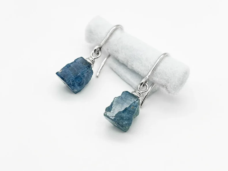 NOORDLEEV Aquamarin-Ohrhänger roh dunkelblau mit Silber