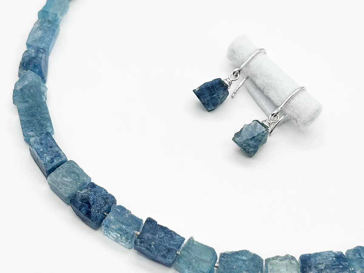 NOORDLEEV Aquamarin-Ohrhänger roh dunkelblau mit Silber